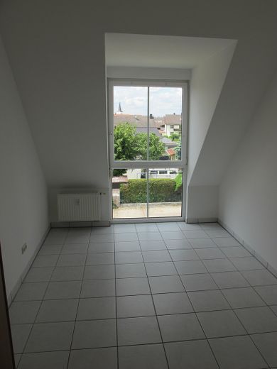 helle moderne DG 4 Zi im Ort Hirschaid auch Eigennutzung, Hobbykeller, 2 Bakone, Garage – Kinderzimmer klein