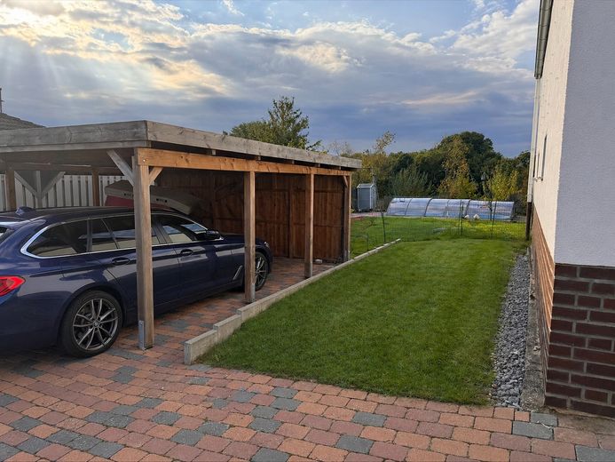 Commission-free: Well-maintained family home with 24 kWp PV system, storage, pool & large plot – Blick in den Garten