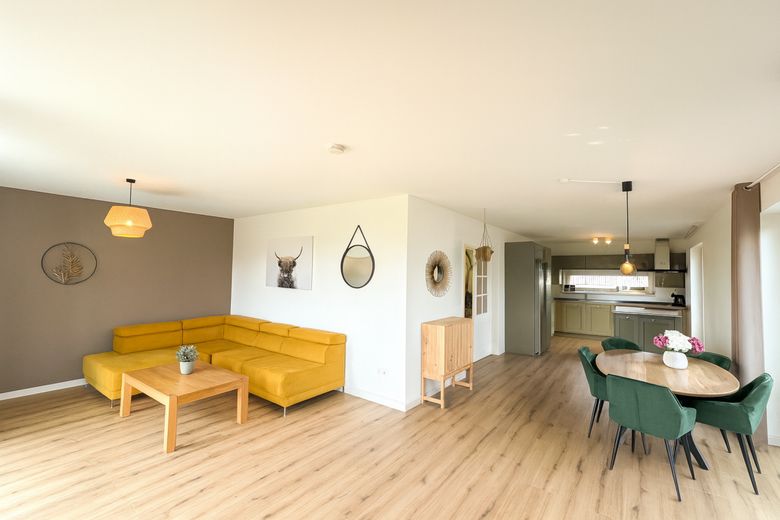 Neuwertig! Freistehendes KFW40 Einfamilienhaus mit großem Garten und Feldblick in einem Neubaugebiet – Wohnzimmer