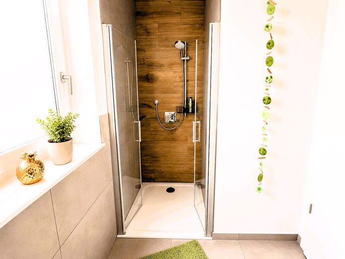 Esclusiva casa unifamiliare KFW 40+ con appartamento indipendente e ampio giardino – Bad Einliegerwohnung
