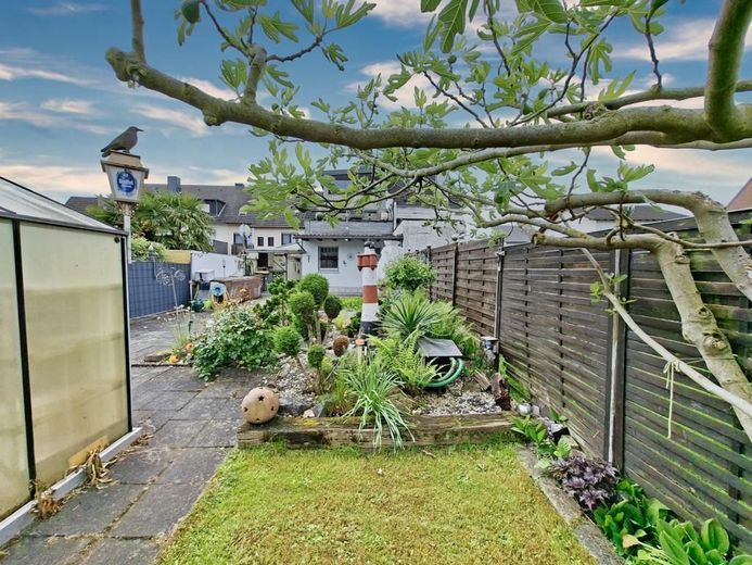 CITYHOUSE: Einfamilienhaus mit viel Platz, Dachterrasse,  Traumgarten, Stellplatz für Wohnmobil, PKW – Rückseite Garten