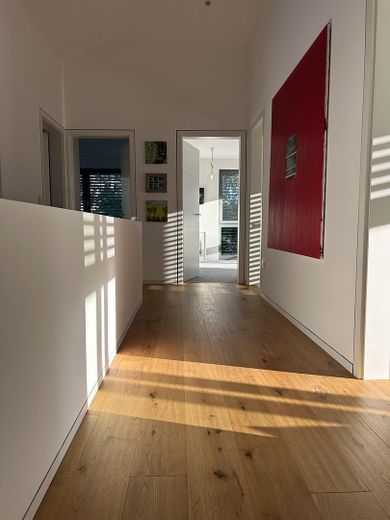 بدون عمولة: منزل علوي بتصميم مستوحى من الطبيعة – سكن استثنائي في قلب بنسبرغ – Wohnräume und Schattenspiel