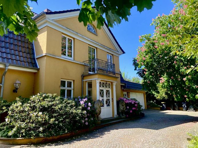Villa mit Gutshauscharakter auf 3500m²-unverbaubarer Seeblick in Kieler Stadtrandlage – Stilvoller Eingangsbereich