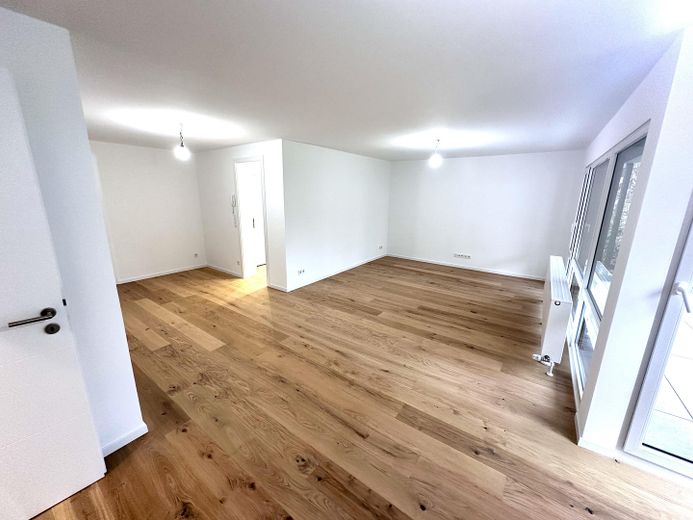 Exklusiv: Komplett neu renovierte 5,5–6‑Zimmer‑Wohnung in Top‑Lage Esslingen‑Sulzgries – Wohnzimmer