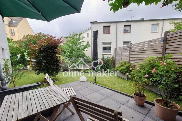 Moderne Souterrainwohnung mit Garten
