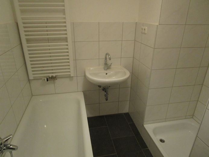 3,5 ZKB Gießen Innenstadt, 4.OG mit Süd-Balkon, und Fernblick – Badewanne, extra Dusche