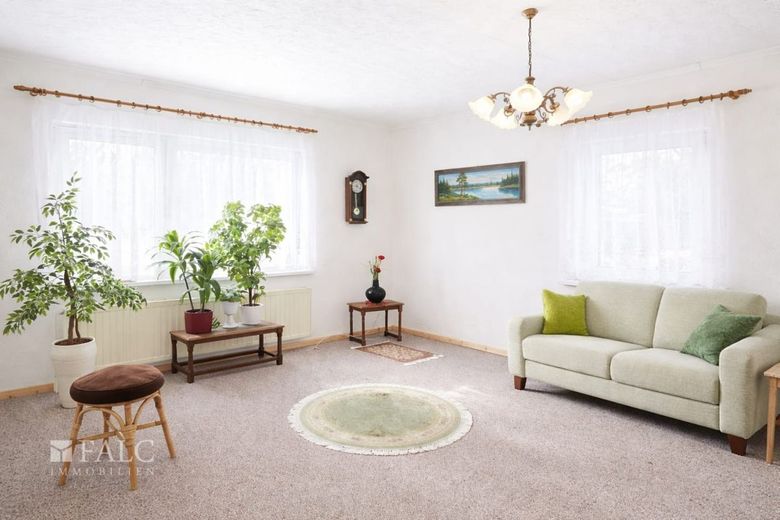 Gepflegter Bungalow auf großzügigem Grundstück - FALC Immobilien – Wohnzimmer