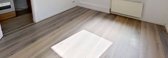 Aynı anda merkezi ve sakin: Neumünster'de aydınlık, kullanışlı 2 odalı çatı katı dairesi – Ansicht I: Wohn- und Essberei…