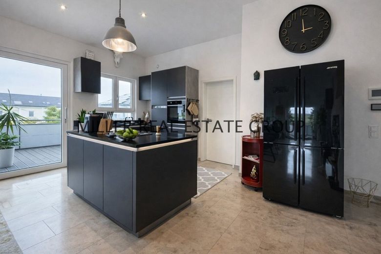 Exklusive Luxusvilla in 85095 Denkendorf - Einliegerwohnung, XXL-Garage, Südgarten &amp; unverbaubarer Weitblick! – offener Wohn-Ess-Küchenbereich