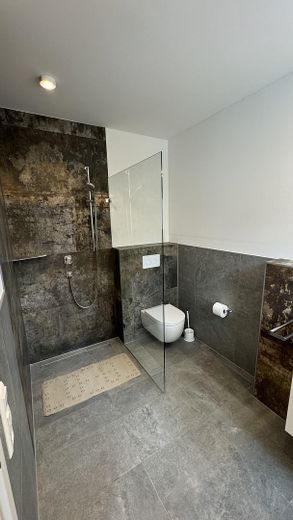 Exklusive 4,5-Zimmer-Wohnung 2 Balkone und EBK – Badezimmer 2