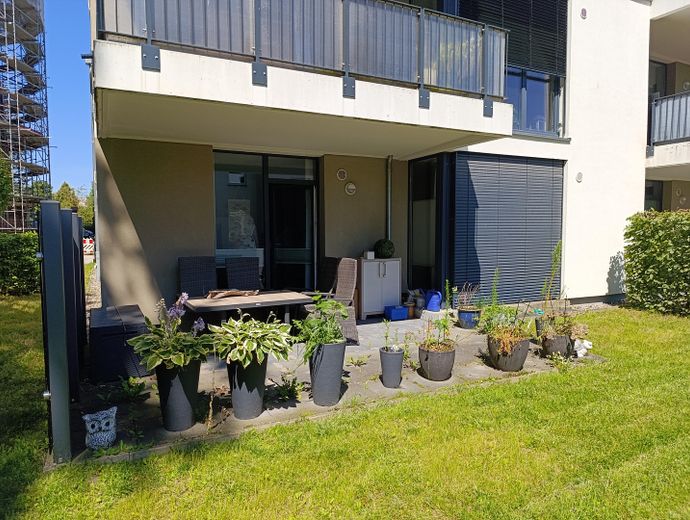 moderne Eigentumswohnung im Erdgeschoss mit Terrasse und Stellplatz – Terrasse