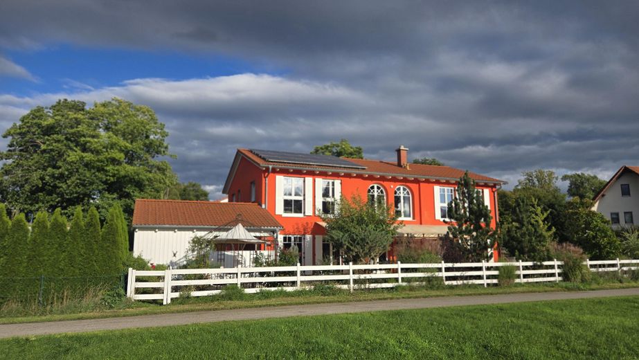 Villa, Blickrichtung vom Feld
