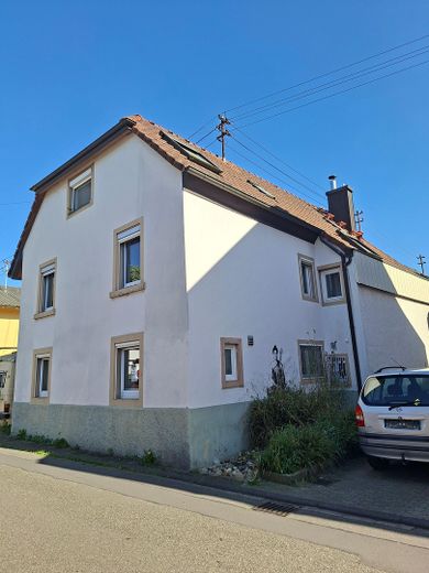 Großzügiges Einfamilienhaus in zentraler Lage in Herbolzheim – Hausansicht Straßenseite