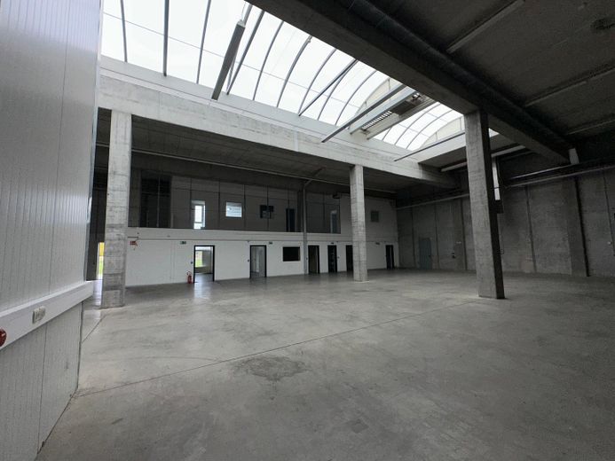 Magazzino, produzione, ufficio/locali sociali 750m² + 206m², area esterna >5000m² (opzione + lavorazione CNC circa 400m²) – Blick auf Büro OG, Soz-R EG