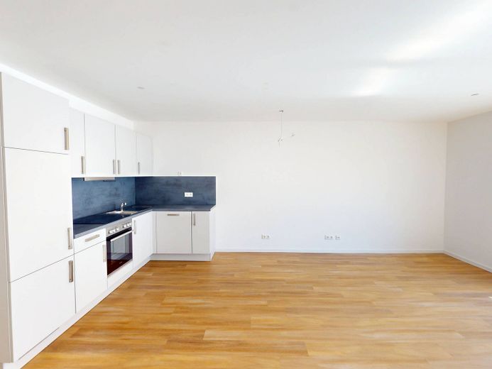 Helle 2-Zi.-Neubauwohnung mit EBK, BALKON, Fußbodenheizung uvm. – Ansicht II: Wohn- und Esszimm…