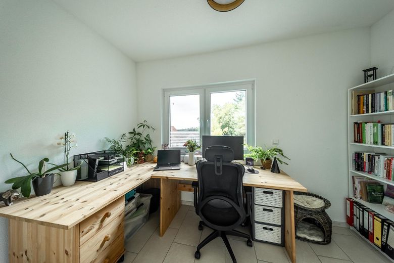 Neuwertiges KfW-55-Einfamilienhaus mit Wintergarten, Weitblick und großem Garten – provisionsfrei – Arbeitszimmer 2 EG
