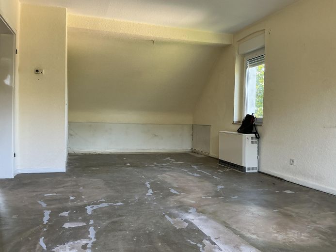 3-Zimmer-DG (2. Etage) für handwerklich Geschickte, ab sofort verfügbar – Zimmer 2