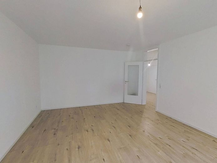 Moderne 3-Zimmer-Wohnung mit Balkon in fußläufiger Nähe zum Stadtzentrum – Ansicht II: Wohn- und Esszimm…