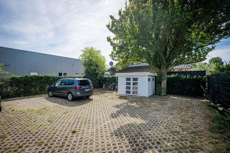 Gartenhaus und Parkplätze