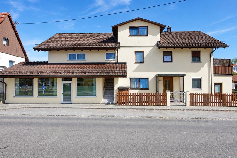 Mehrfamilienhaus in zentraler Lage mit 4 Wohnungen – Straßenansicht
