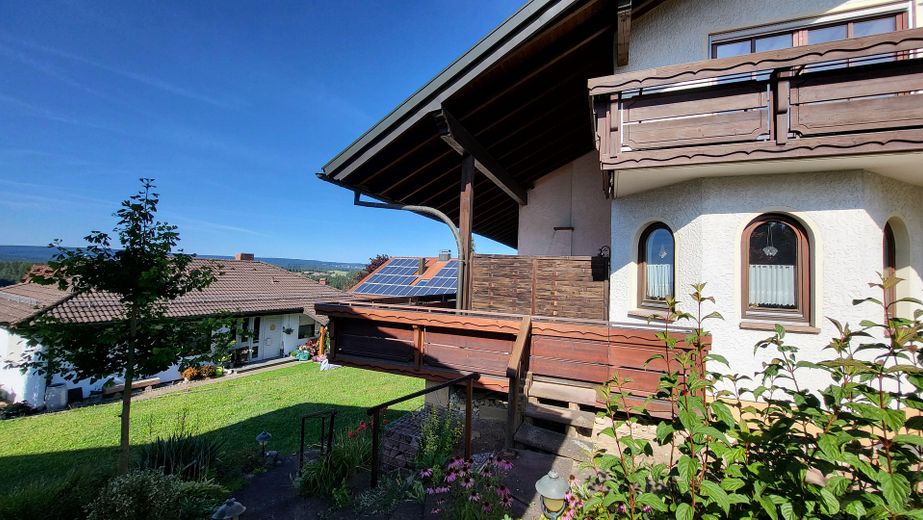 Wohntraum mit Panorama: Großzügiges Ein- bis Zweifamilienhaus in Dornstetten – Foto 2