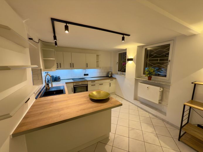 Voll ausgestattete helle Wohnung & Parkplatz im Souterrain mit Whirlpool & Garten – Große Küche