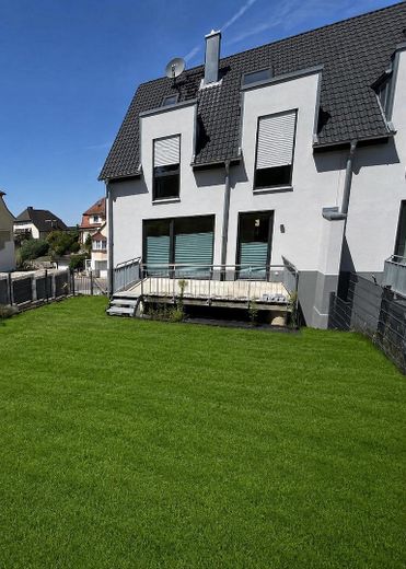 203 m² | Neubau 2021 | Garten | 2 Garagen | Wärmepumpe | Frensdorf – Blick vom Garten auf das Haus