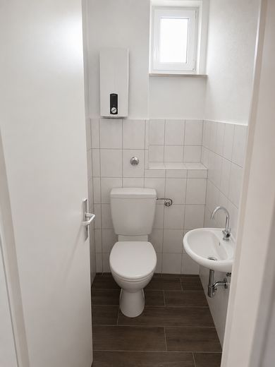 Jobcenter – جوب سنتر – Джобцентер – deine neue Wohnung ist fertig! – Badezimmer