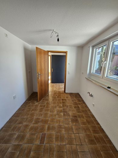 Schöne ELW in gehobenem Wohngebiet Salach Nord neu renoviert – Küche mit Blick auf Flur