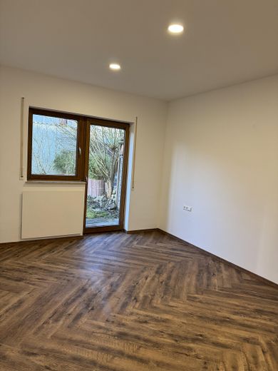 Helle 4-Zimmer Wohnung mit großem Balkon, Garten und Kamin – Schlafzimmer mit Gartenzugang