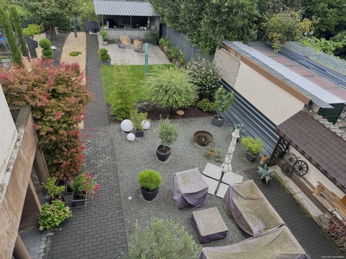 Schönes Ein oder Zweifamilienhaus mit Potenzial dazu einer Garage mit Gartendurchfahrt – Gartenblick