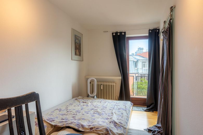 SENZA PROVVIGIONE: gioiello urbano di Schwabing – luminoso appartamento di 2 locali all'ultimo piano, balcone e ascensore – Schlafzimmer mit Balkon
