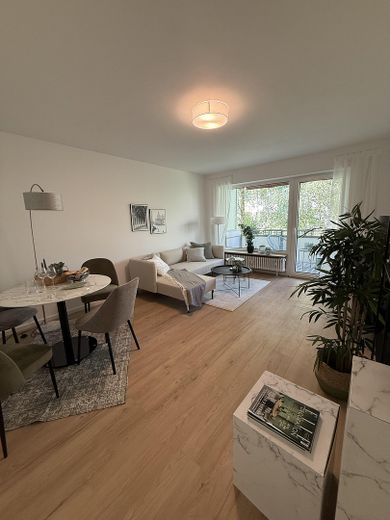 Provisionsfrei / Kernsanierte 3-Zimmer Wohnung in Wiesbaden-Schierstein mit Balkon & Stellplatz – Wohnzimmer