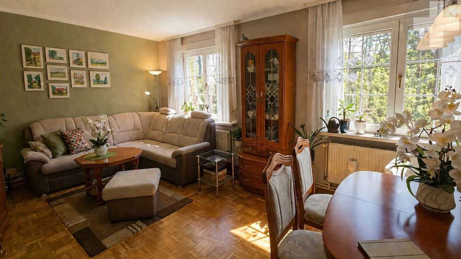 Haus mit geschütztem Innenhof &amp; vielseitigem Zusatzraum in Stülpe: RUHE. PRIVAT. MÖGLICHKEITEN. – Licht, Wärme, Zuhause - Wohnbereich mit Echtholzparkett &amp; Charme