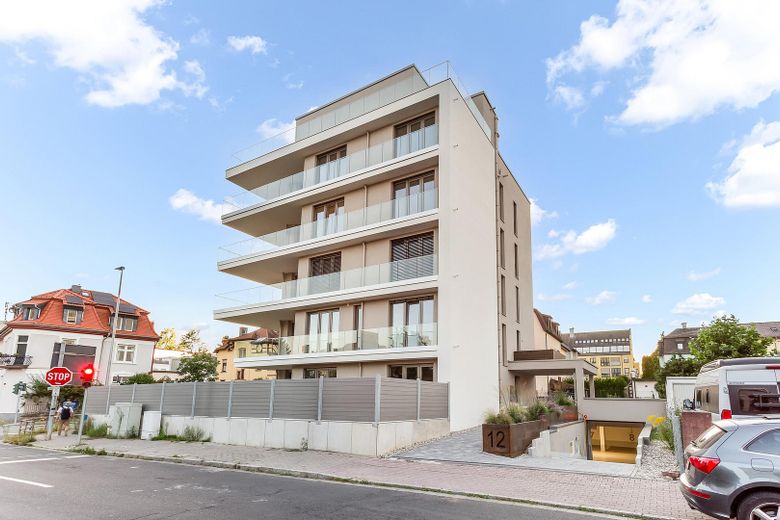4-Zimmer-Wohnung mit hochwertiger Einbauküche und großem Balkon zu vermieten! – Hausansicht