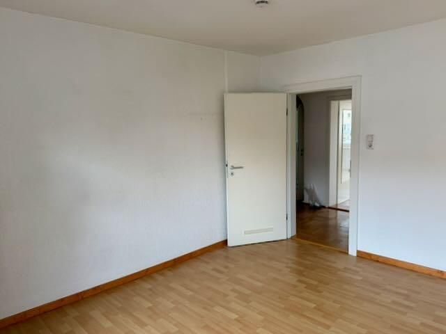 Helle 2-Zimmer-Wohnung mit Balkon in Hildesheim - Marienburger Höhe, nahe Universität (4179/06) – Schlafzimmer - Blick zum Flur