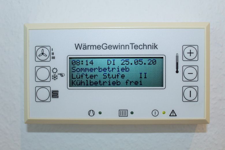 Commission-free detached house on the outskirts with a dream garden! – Steuerung Wärmepumpe EG