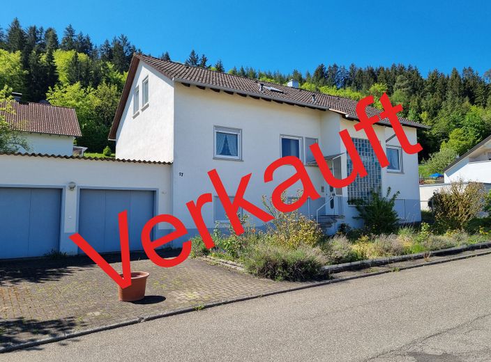 Großzügiges Einfamilienhaus mit 4 Garagen – Provisionsfrei – Ideal für große Familien – Frontansicht mit Doppelgarage