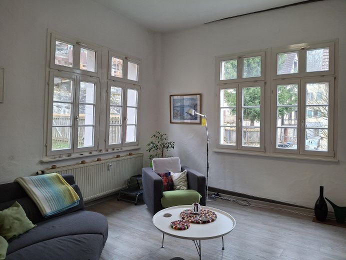 gepflegte 4,5-Zimmer Wohnung mit Gartenanteil am Rand der Altstadt – Wohnzimmer