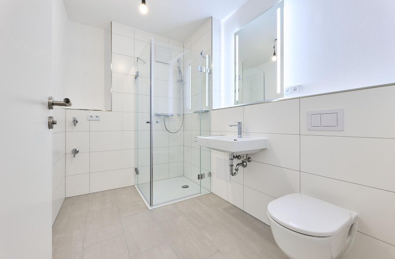 Neubau: Helle und ruhige Zwei-Zimmer-Wohnung mit luxuriöser Innenausstattung mit Balkon und EBK – Bad 2