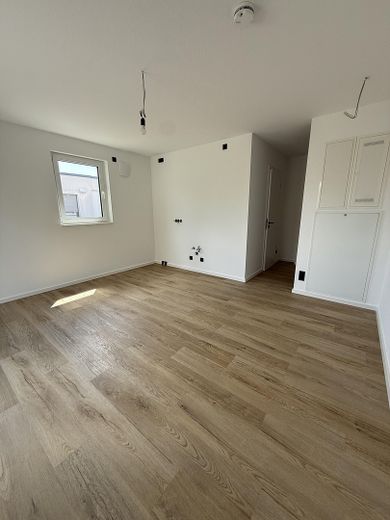İlk kullanım: Gömme mutfaklı, yüksek kaliteli yeni binada özel penthouse 1 odalı daire – Blick auf Küche