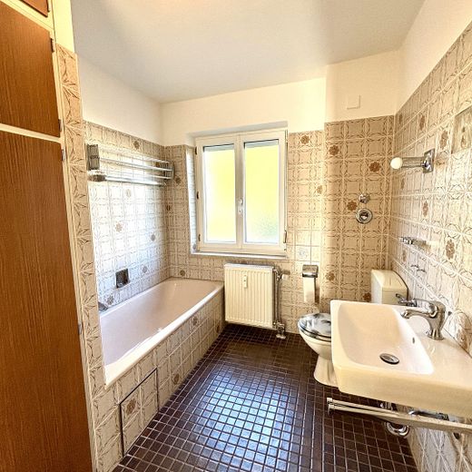 Gepflegte 3-Zimmer-Wohnung mit Balkon, Keller & Stellplatz – zentral in Freilassing – Bad