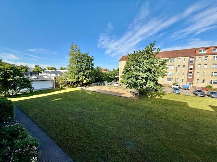 HORN IMMOBILIEN++ Neubrandenburg, renovierte 3-Raum Eigentumswohnung mit Balkon -bezugsfrei- – Aussicht