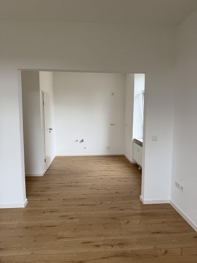 Vermietung 1 Zimmer inkl. Küche, Bad – Blick Richtung Küche
