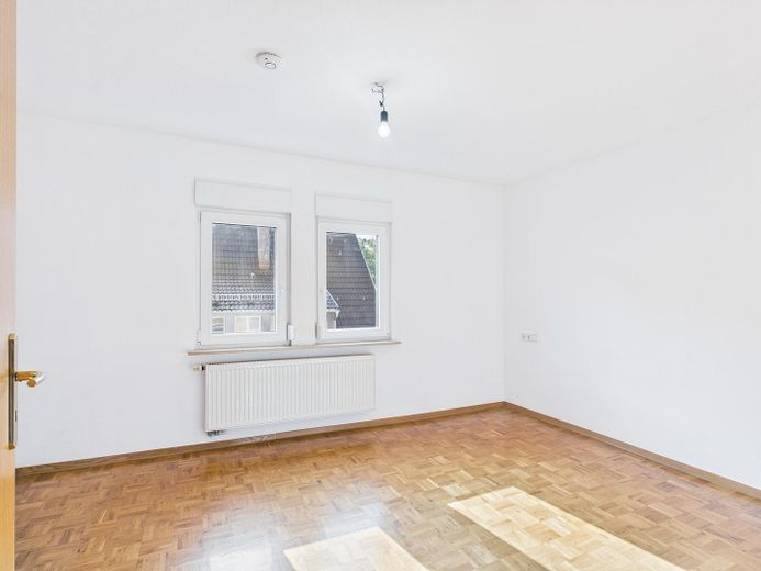 Wunderschöne, offene und modernisierte 2-Zimmer-Wohnung mit Balkon in Stuttgart-Untertürkheim – Schlafzimmer