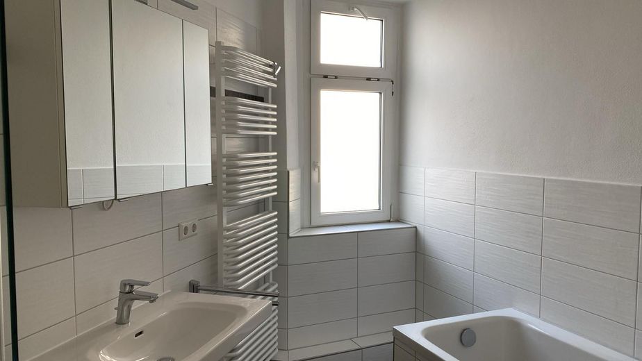 3 Zimmerwohhnung mit Einbauküche und Gartenanteil – Bad mit fenster