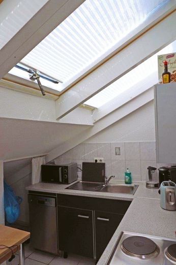 Dachgeschosswohnung mit Dachterrasse und Rheinblick – Einbauküche 