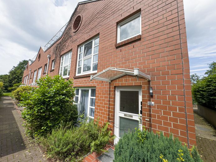Modernisiertes Endreihenhaus mit 2 Bädern und 2 Loggien – ideal für Eigennutzer oder Kapitalanleger – Hausansicht