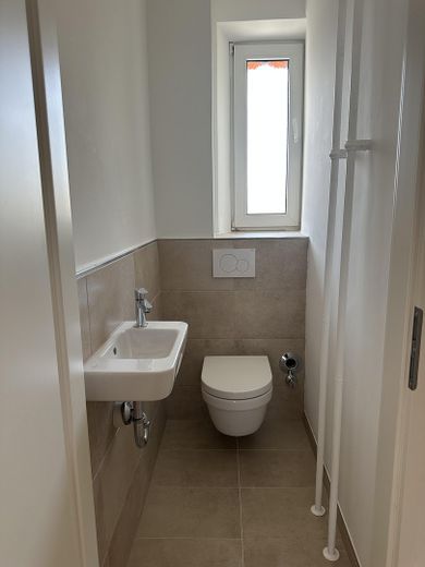 Erstbezug nach umfassender Modernisierung! Stilvolle 4-Zimmer-Wohnung in begehrter Lage – WC
