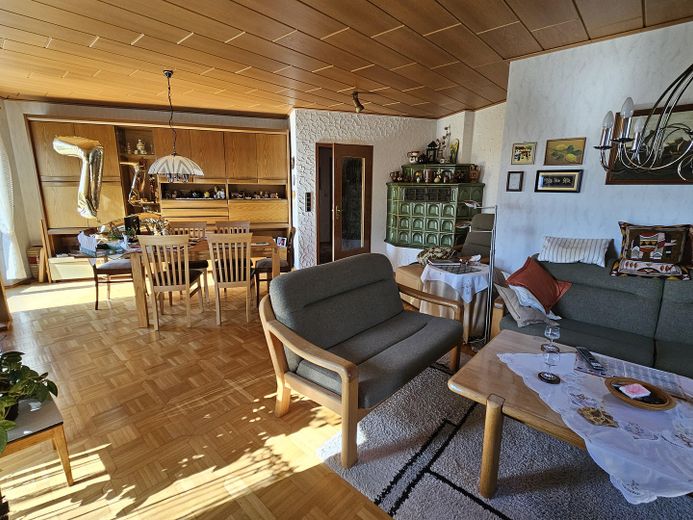 Wohnzimmer mit Kachelofen